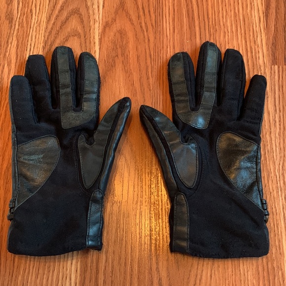 Isotoner leather gloves, ladies, doesn’t say the size sadly - Picture 2 of 4